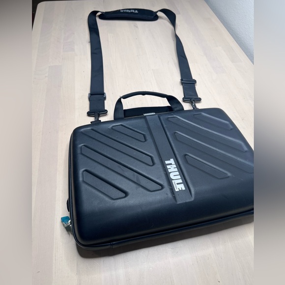 Thule Attaché Laptop Case for 13” MacBook Pro/iPad - Picture 4 of 10